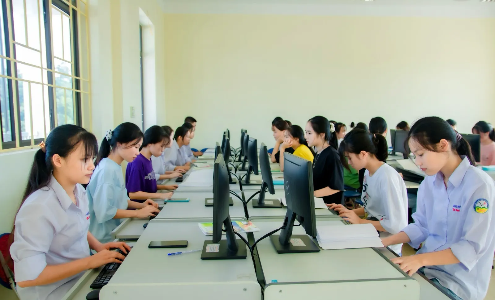 Pelajar mengerjakan soal Bebras Challenge di laboratorium komputer